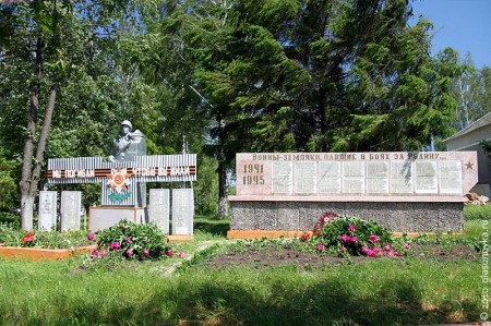 Справа от воинского захоронения находится памятная доска с фамилиями земляков-односельчан, погибших в годы Великой Отечественной.