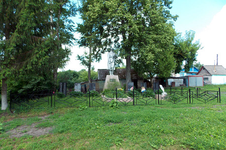 Общий вид воинского захоронения в селе Тагино Глазуновского района Орловской области.