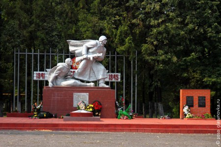 Мемориал воинам 13 армии и 16 Литовской стрелковой дивизии в посёлке Глазуновка