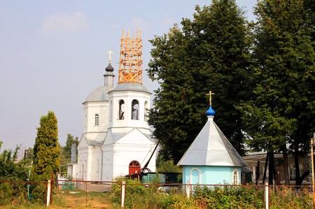Церковь Рождества Пресвятой Богородицы в Глазуновке Орловской области, другой ракурс.