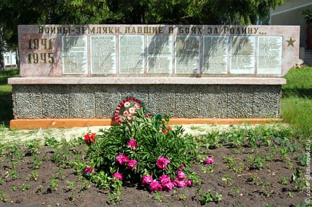 Мемориал в честь павших земляков в Гремячево Глазуновского района Орловской области