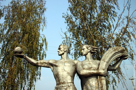 Памятник рабочему и колхознице в Глазуновке
