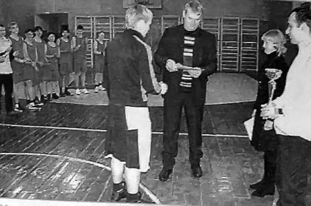 В спортивном зале Глазуновской школы прошли районные соревнования по баскетболу среди мужских команд на кубок главы поселка Глазуновка.