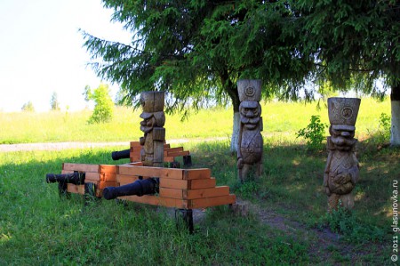 Фигурки из дерева у истока Оки.