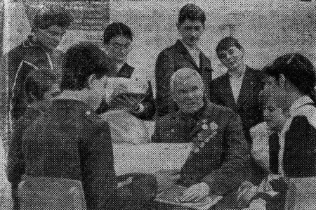 В гостях у учащихся Глазуновской средней школы ветеран партии, участник Великой Отечественной войны.