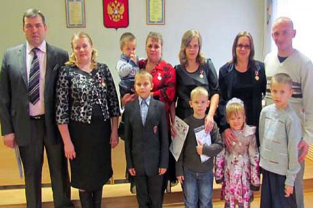 На церемонии награждения многодетных семей дипломами за подписью губернатора Орловской области с вручением памятных медалей «Многодетная семья Орловской области».