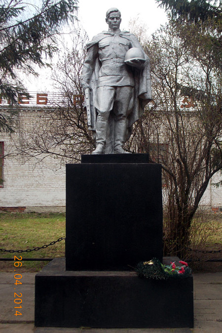 Памятник на воинском захоронении в деревне Новополево.