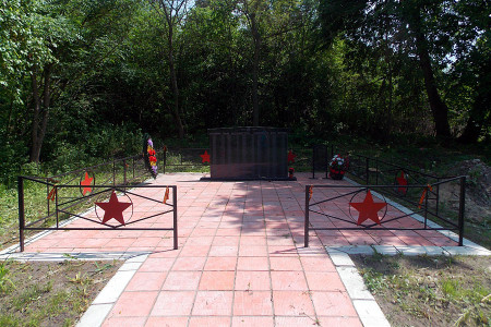 Братская могила в деревне Сабурово Глазуновского района Орловской области.