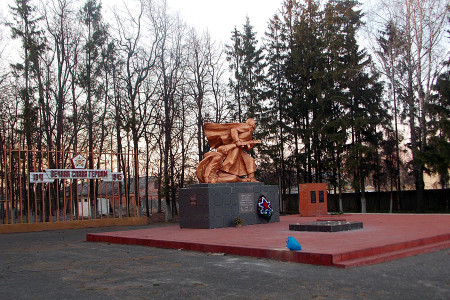 Ремонт Вечного огня у братского захоронения в Глазуновке.