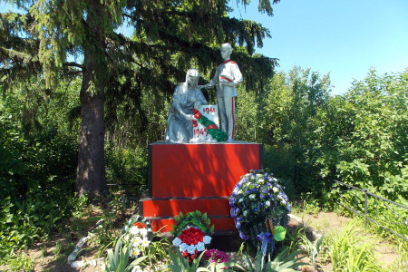Воинское захоронение в деревне Александровка Глазуновского района Орловской области, памятник.