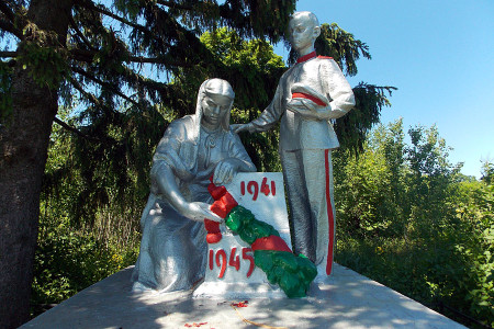 Воинское захоронение в деревне Александровка Глазуновского района Орловской области, памятник.