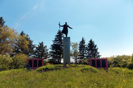 Памятник воинам 410-го стрелкового полка 81-й стрелковой дивизии, принявшим бой на этом рубеже в июле 1943 года в деревне Хитрово Глазуновского района Орловской области. Общий вид.