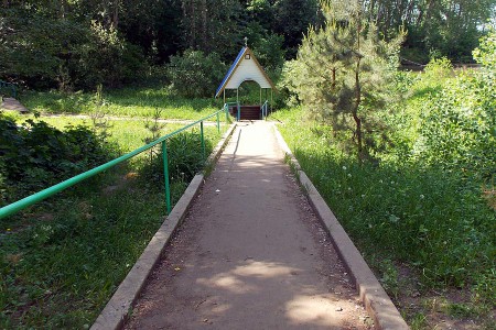 Дорога к роднику около пруда Канатка в Глазуновке.