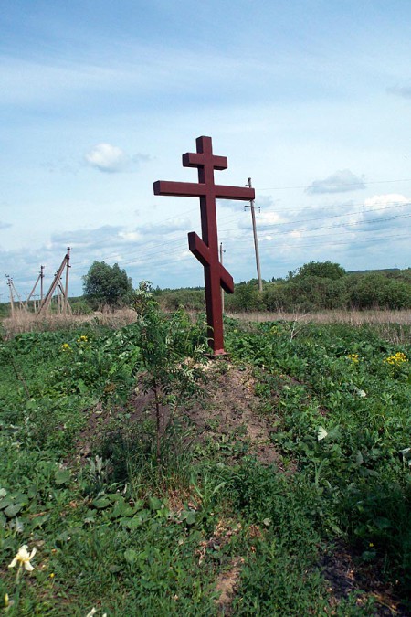 Крест у дороги к роднику на улице Заводская в Глазуновке.
