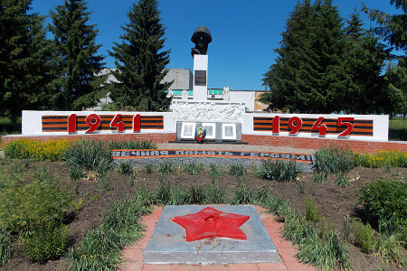 Памятник 108 воинам-односельчанам, павшим на фронтах Великой Отечественной войны 1941-1945 годов, в Васильевке Глазуновского района Орловской области.