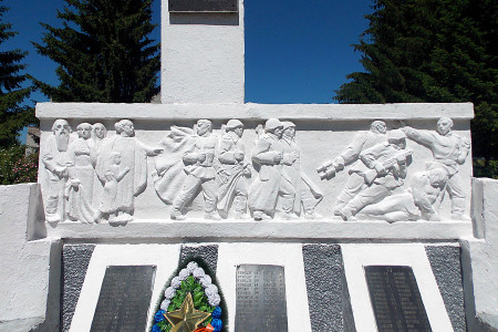 Центральная часть барельефа памятника 108 воинам-односельчанам, павшим на фронтах Великой Отечественной войны 1941-1945 годов, в Васильевке Глазуновского района Орловской области.